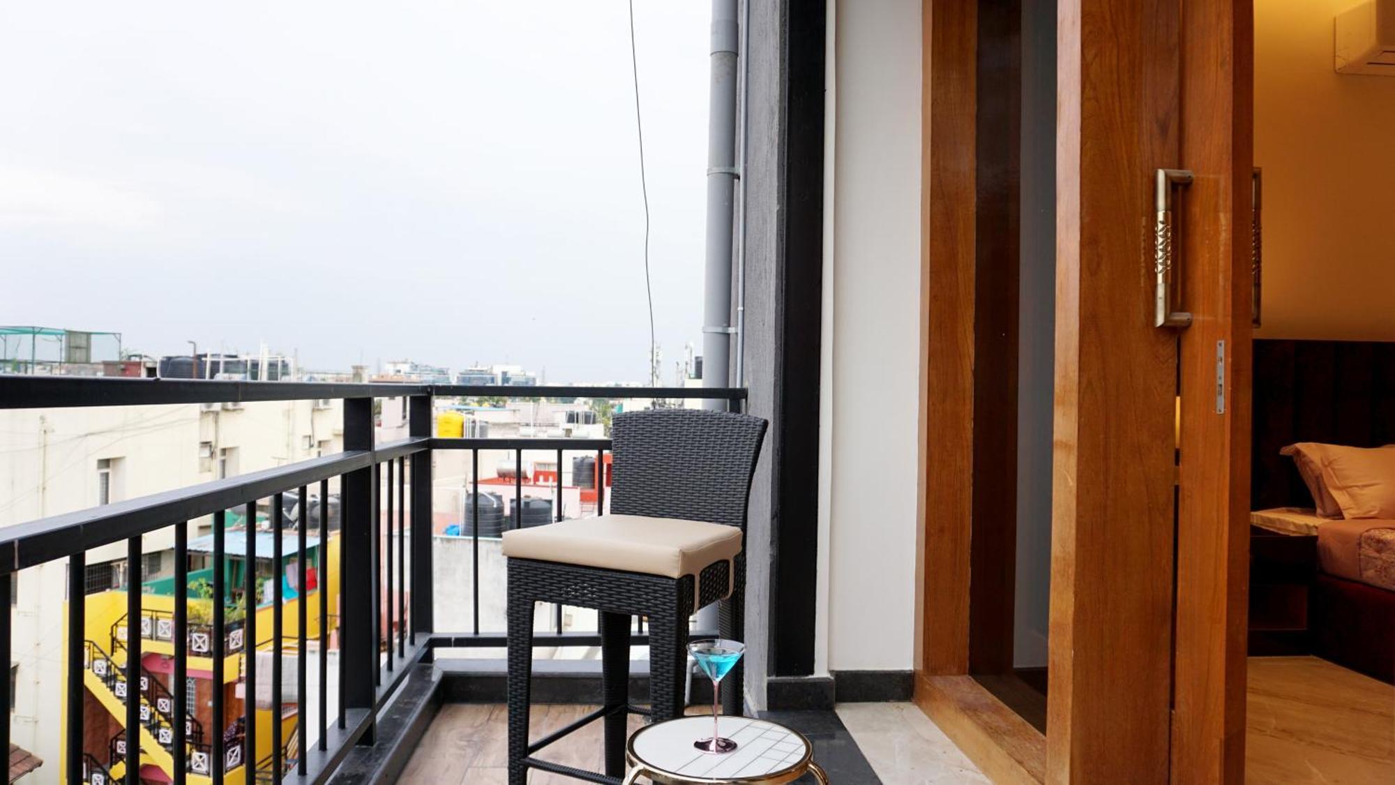The Pentouz On 100 Feet Road Indiranagar - An Urban Luxury Retreat Apartment บังกาลอร์ ภายนอก รูปภาพ