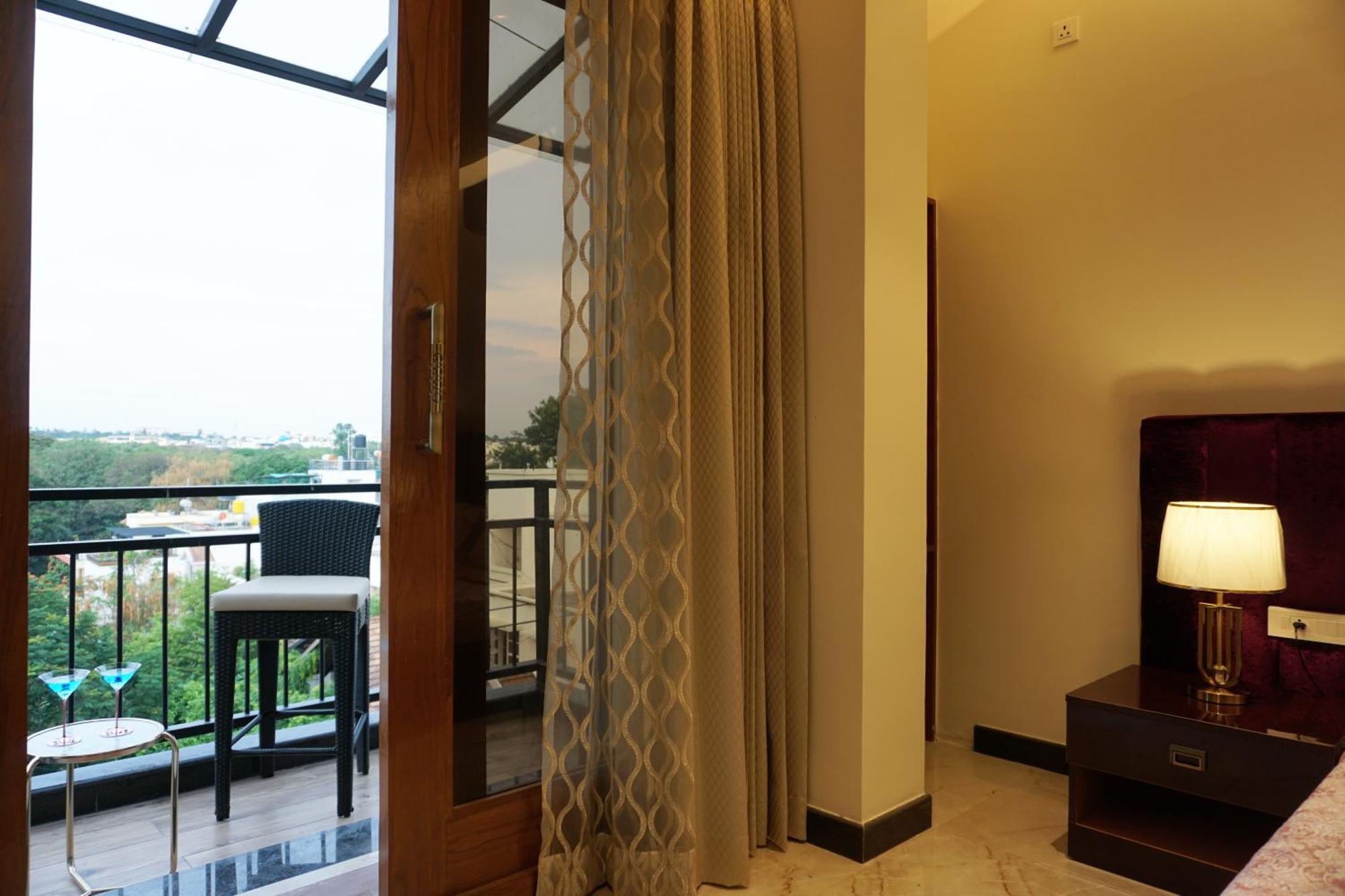The Pentouz On 100 Feet Road Indiranagar - An Urban Luxury Retreat Apartment บังกาลอร์ ภายนอก รูปภาพ
