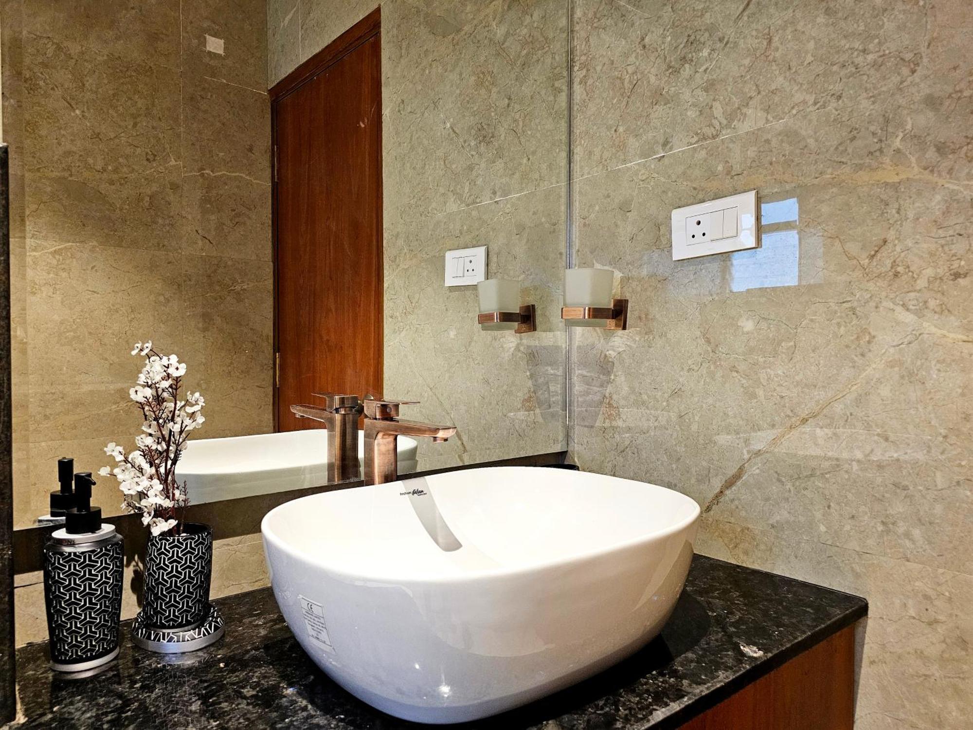 The Pentouz On 100 Feet Road Indiranagar - An Urban Luxury Retreat Apartment บังกาลอร์ ภายนอก รูปภาพ